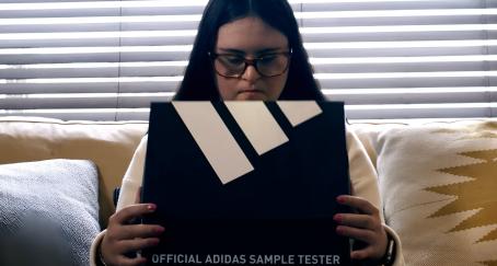 Persona con síndrome de Down abriendo una caja de Adidas