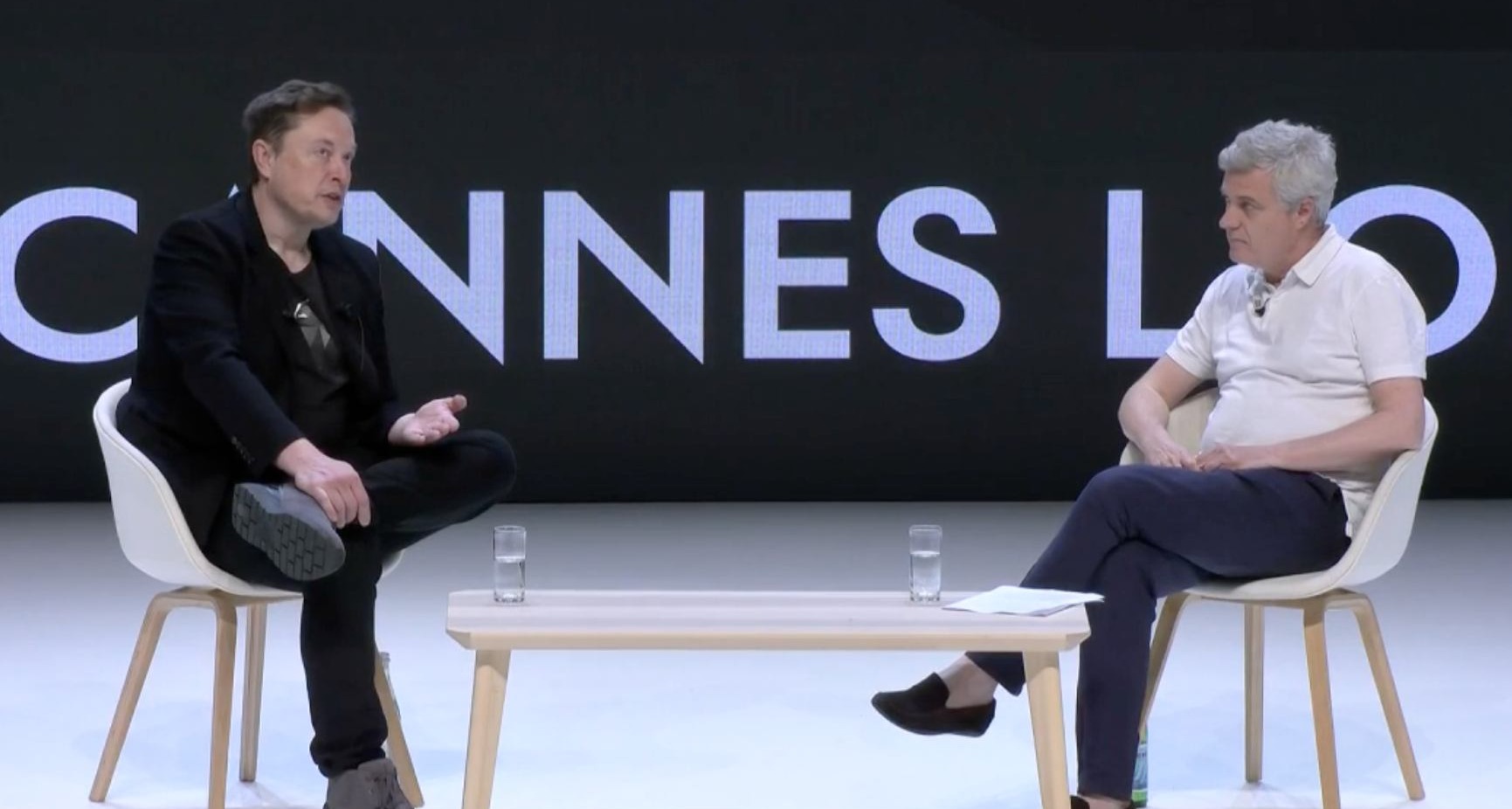 Elon Musk: “Soy fan de la publicidad que es entretenida, de la que no te arrepientes de ver” Elon Musk y Mark Read