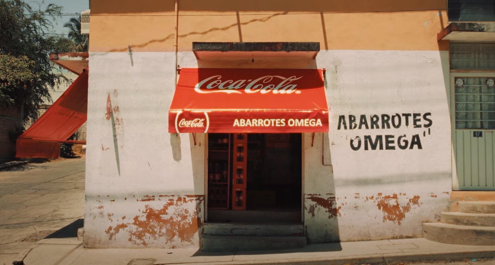 Coca-Cola revalida la confianza de los pequeños negocios mexicanos con una oda a sus toldos rojos Negocio mexicano visto desde fuera, con el característico toldo rojo de Coca-Cola sobre su entrada.