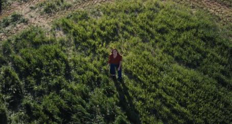 Lo nuevo de Ogilvy para DGT es una celebración de la vida desde el aire para concienciar en seguridad Mujer joven mira al cielo desde un campo verde
