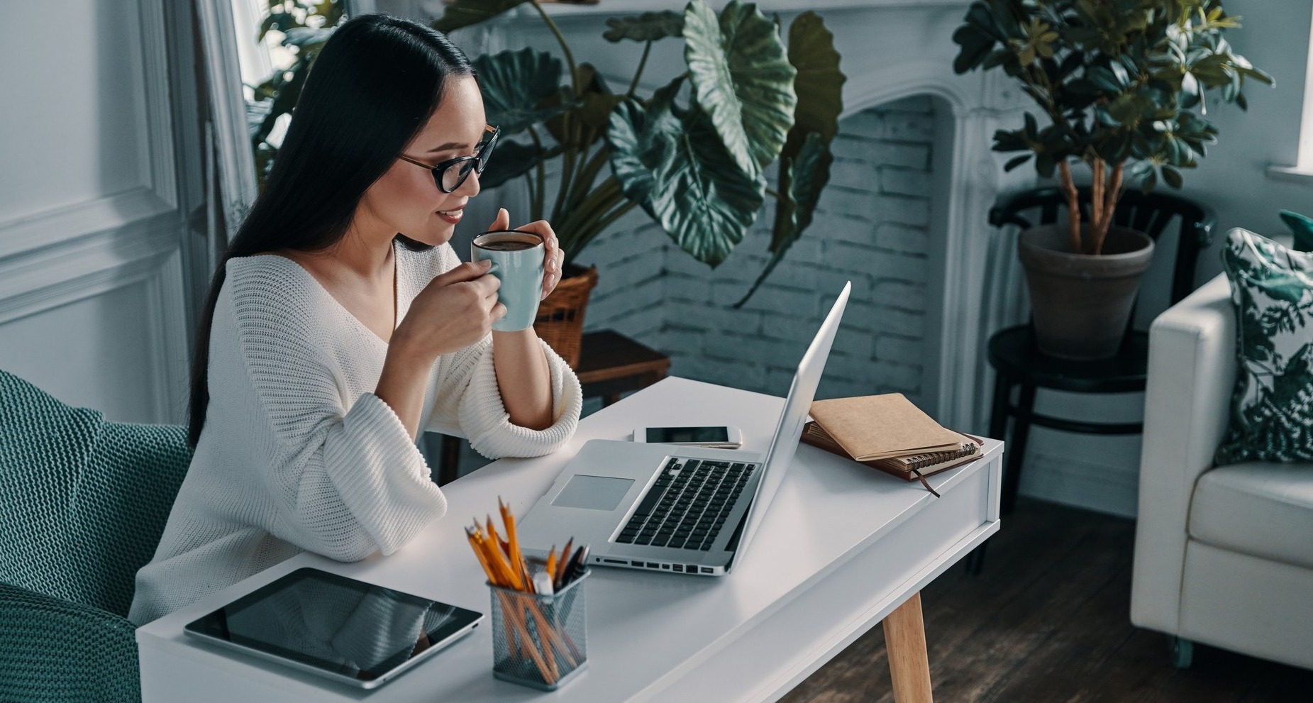 La plataforma de freelancers Malt se asocia con Sanitas para lanzar un seguro enfocado a estos profesionales Teclado de ordenador junto a un fonendo médico