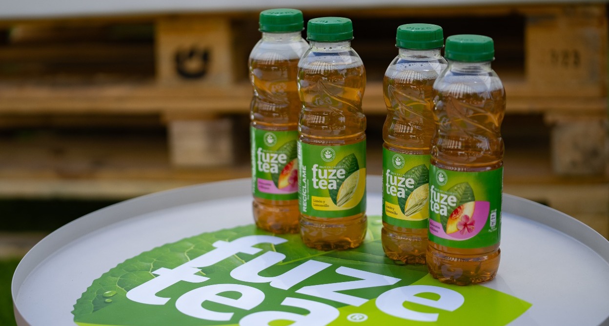 Fuze Tea comunica que la llegada de su marca ha impulsado un 10% el volumen del té ready-to-drink en España bodegón de botellas de fuze tea en una mesa