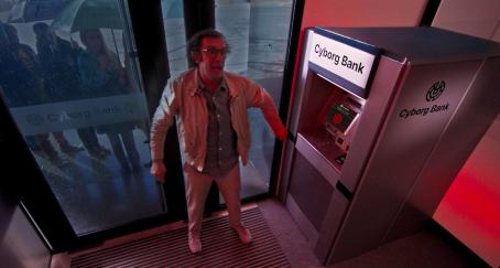 Eurocaja Rural reivindica la cercanía en su nueva campaña "La revolución de Los Máquinas" un hombre entrando en pánico en el interior de un cajero automático