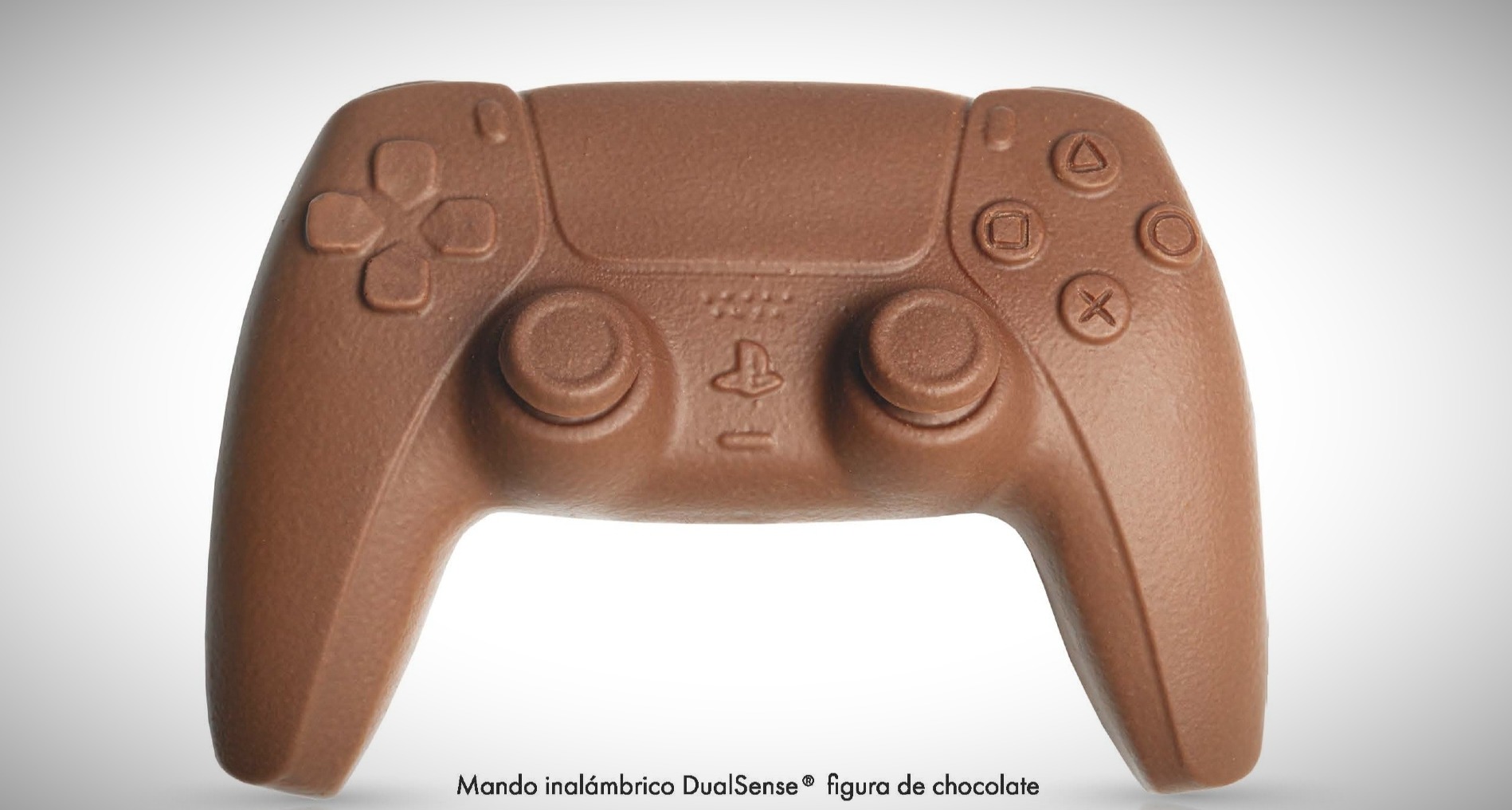 Jordi Roca y PlayStation unen la pasión gamer y la pastelería en una edición limitada de la mona de Pascua Mando de PlayStation 5 con forma de mona de Pascua de chocolate