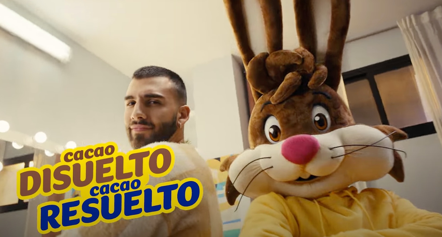 manuel turizo posando de brazos cruzados con la mascota de nesquik