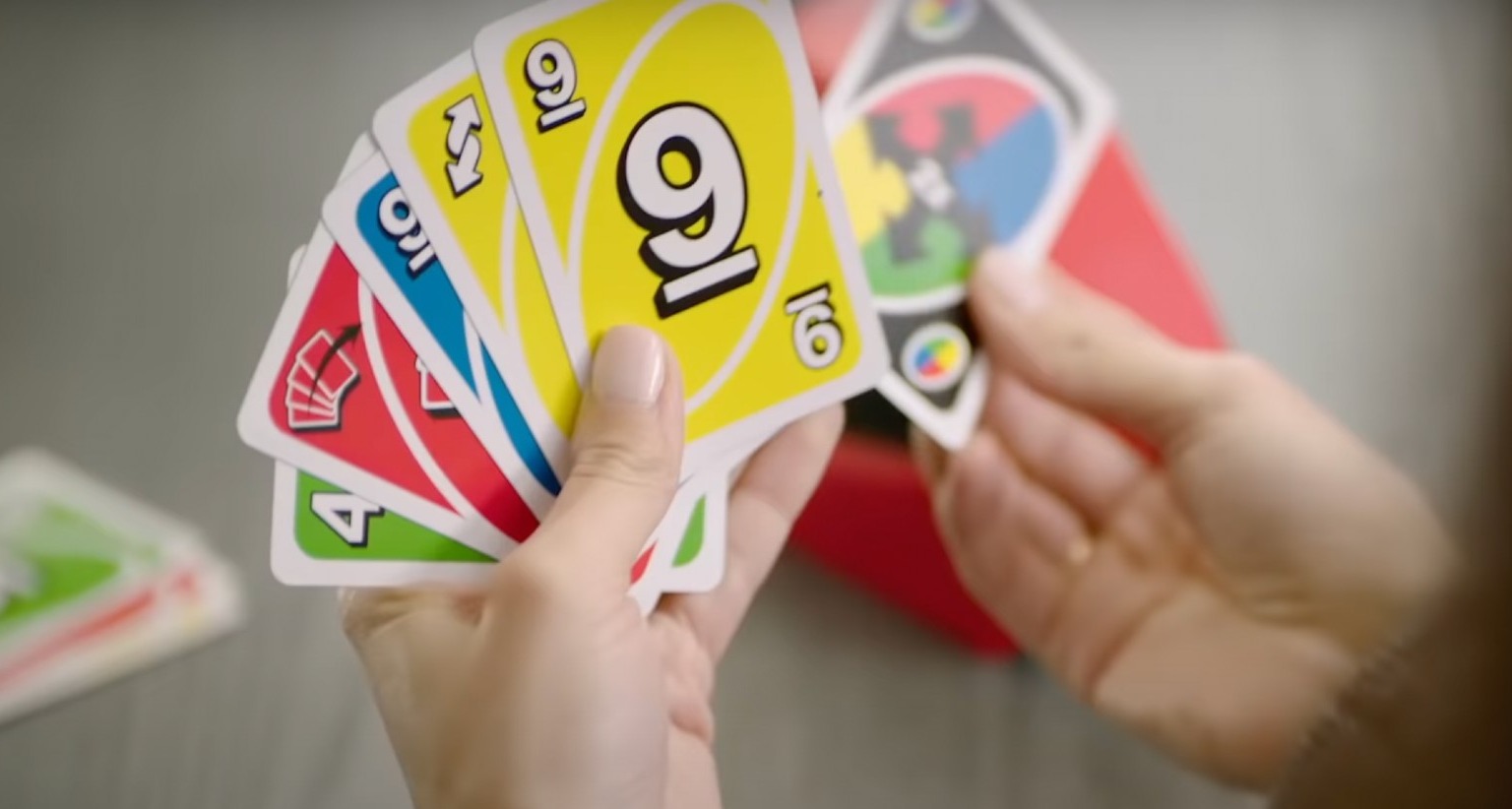Mattel promete que el 80% de sus juegos serán accesibles para personas con daltonismo desde este año Persona jugando a Uno