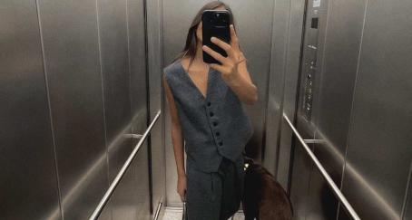 Selfies en el espejo y otras escenas cotidianas, entre las imágenes que Zara está introduciendo en su catálogo Zara imágenes_Catálogo